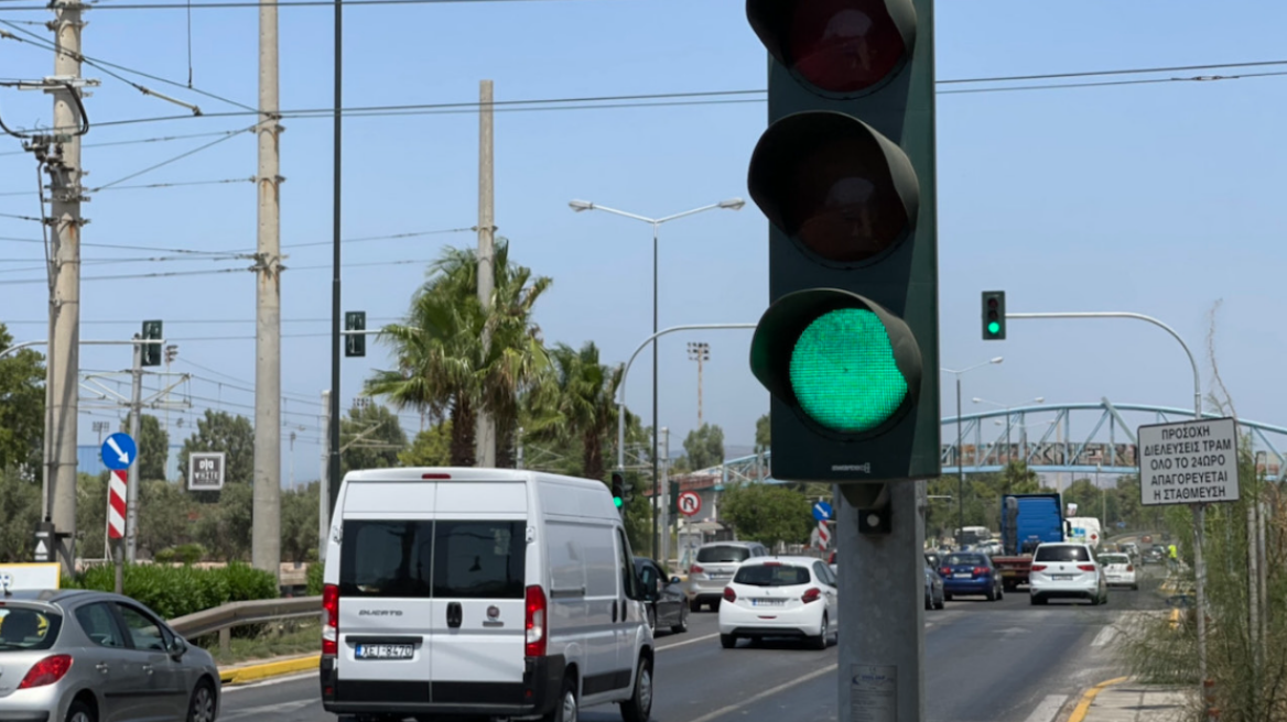 Κίνηση: Εργασίες προκαλούν καθυστερήσεις στην Παραλιακή - Κίνηση στο ρεύμα προς Πειραιά  από το ύψος Αμφιθέας