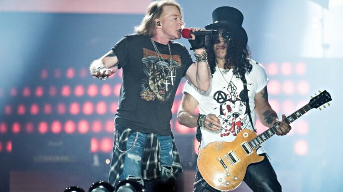 Axl Rose - Guns N’ Roses: Φαν καταγγέλλει ότι τραυματίστηκε όταν ο τραγουδιστής πέταξε το μικρόφωνο στο πλήθος