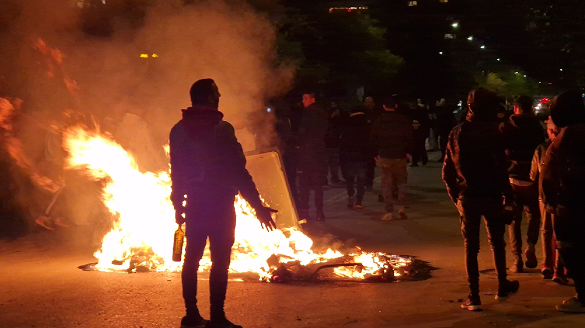 Θεσσαλονίκη: Ρομά έστησαν οδοφράγματα, έκαψαν κάδους και αναποδογύρισαν ΙΧ - Δείτε βίντεο