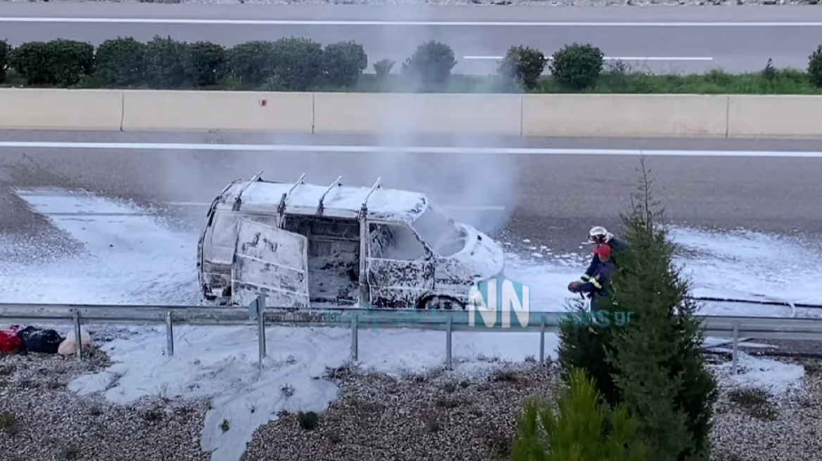 Αντίρριο: Φορτηγάκι τυλίχθηκε στις φλόγες - Δείτε βίντεο