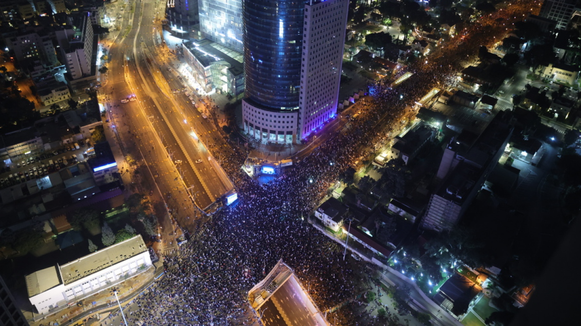 Ισραήλ: 100.000 διαδηλωτές στους δρόμους του Τελ Αβίβ κατά του «εγκληματία» Νετανιάχου (βίντεο και φωτογραφίες)