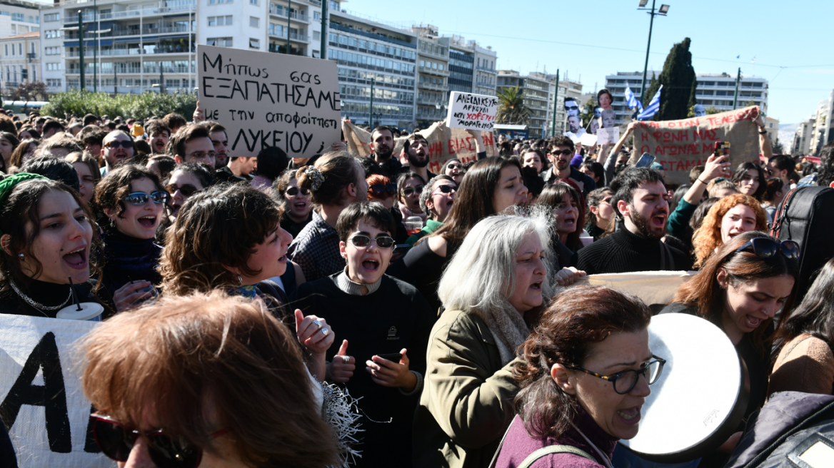 Συγκέντρωση διαμαρτυρίας καλλιτεχνών μπροστά στη Βουλή - Δείτε φωτογραφίες