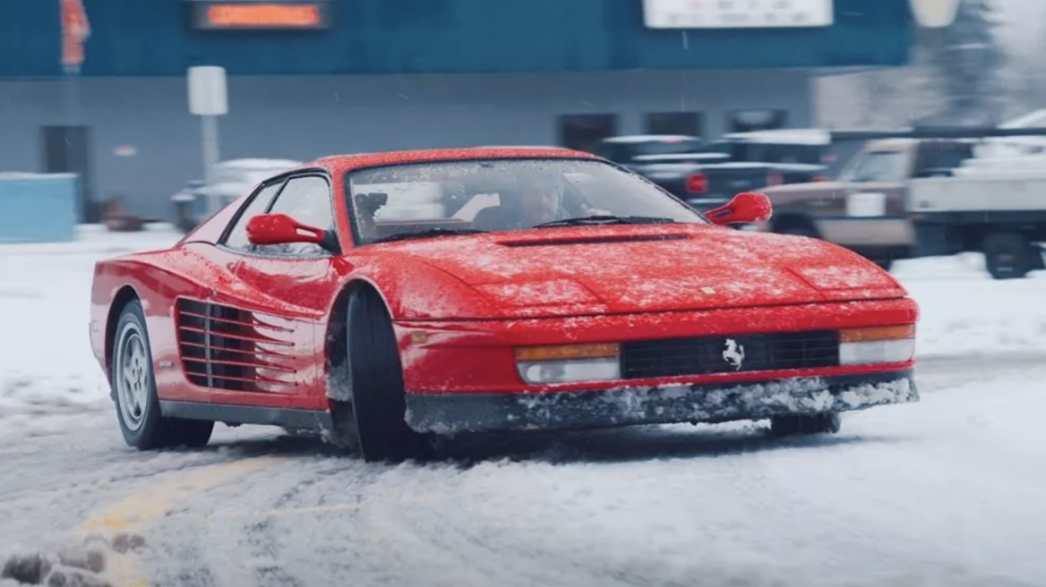 Ένας… ξυπόλητος με Ferrari στα χιόνια (+video)