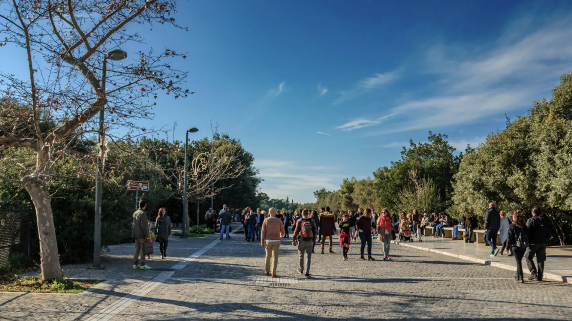 Περίπατος στη Διονυσίου Αρεοπαγίτου, έναν από τους ομορφότερους πεζόδρομους της Αθήνας 