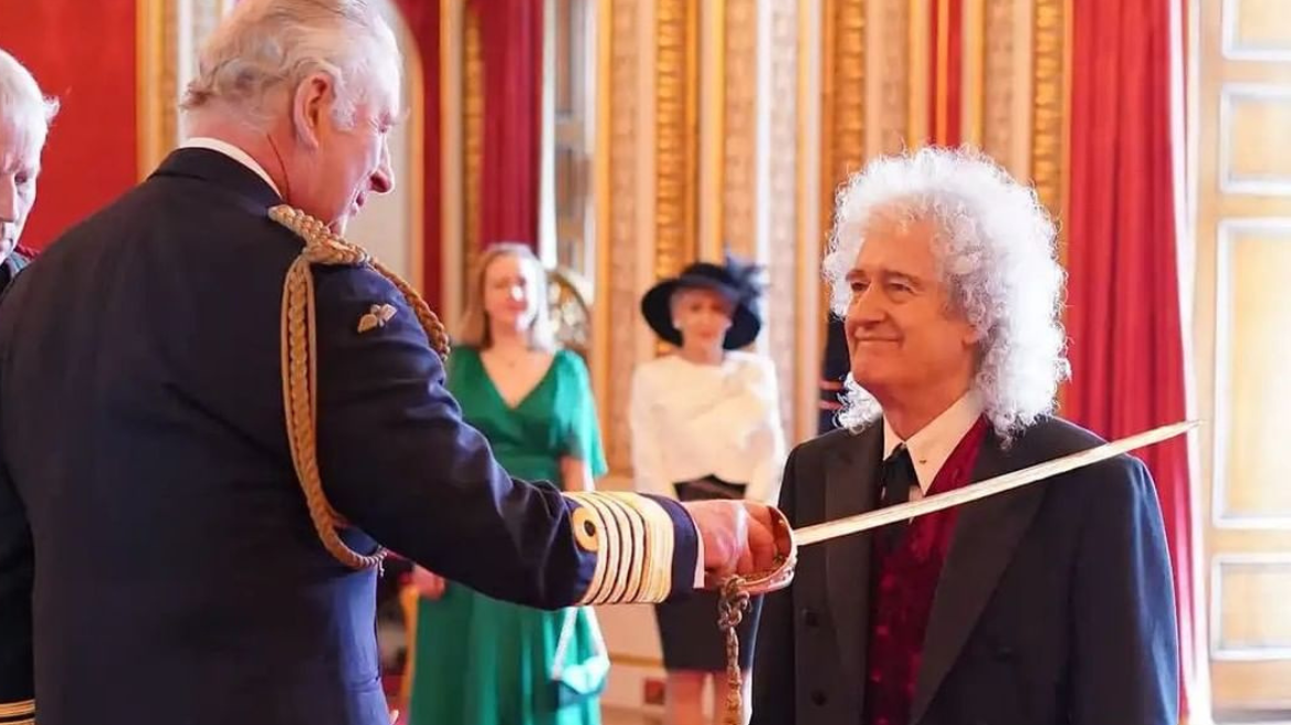 Queen: Η στιγμή που ο βασιλιάς Κάρολος χρίζει τον Μπράιαν Μέι «ιππότη» - Δείτε βίντεο