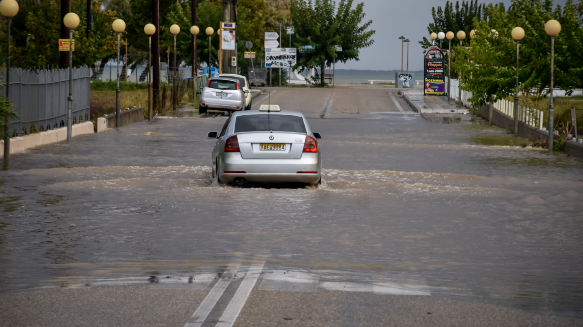 Καιρός στην Αθήνα: Βροχερή ημέρα από το μεσημέρι με ισχυρούς ανέμους 