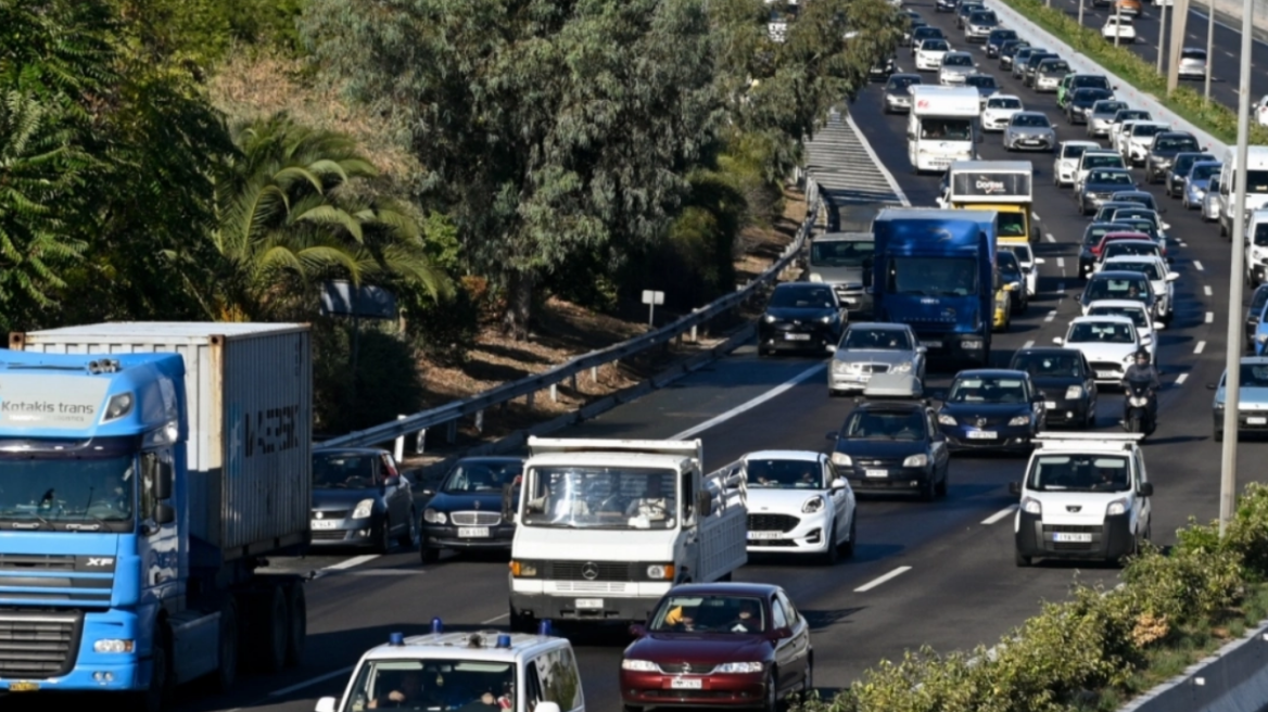 Κίνηση στους δρόμους: Καθυστερήσεις στην Αττική Οδό στην έξοδο προς Λαμία, ρεύμα Ελευσίνας - Δείτε live