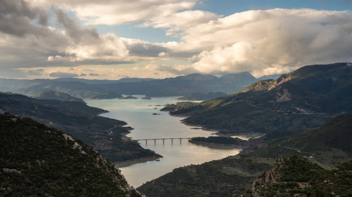 Η λίμνη Κρεμαστών γεμίζει… με πανιά και ιστιοπλόους