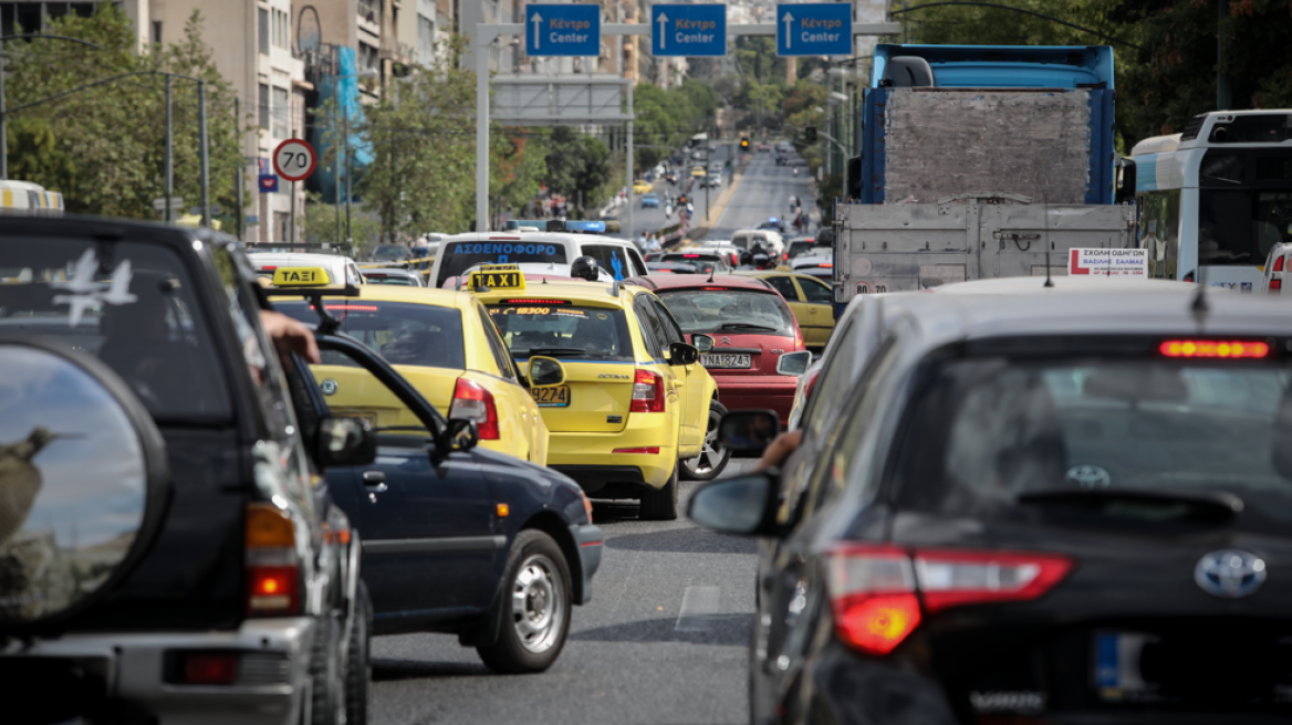 Κίνηση τώρα: Μποτιλιαρισμένη η Αττική Οδός - Live εικόνα