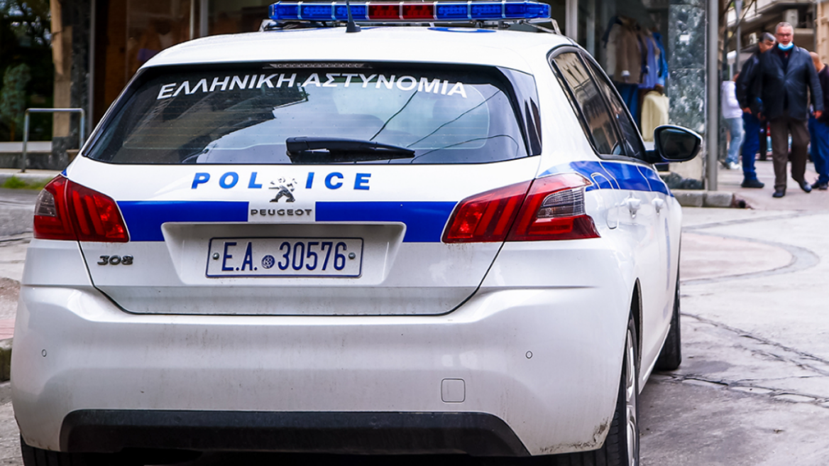 Πάτρα: Έκλεψε φορτηγό από επιχείρηση και γκρέμισε τη συρόμενη πόρτα