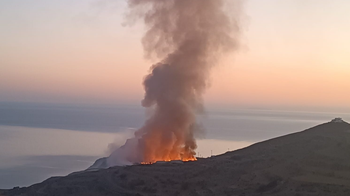 Συνεχίζει να καίει η φωτιά στην περιοχή του Κοσσίνι στην Τήνο - Δεν εμπνέει ανησυχία, λέει η Πυροσβεστική 