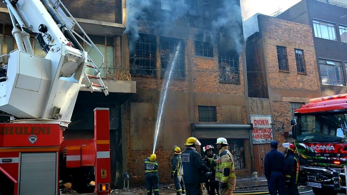 Τραγωδία στο Γιοχάνεσμπουργκ με 74 νεκρούς σε πυρκαγιά - Έμεναν σε εγκαταλελειμμένο κτήριο σε άθλιες συνθήκες