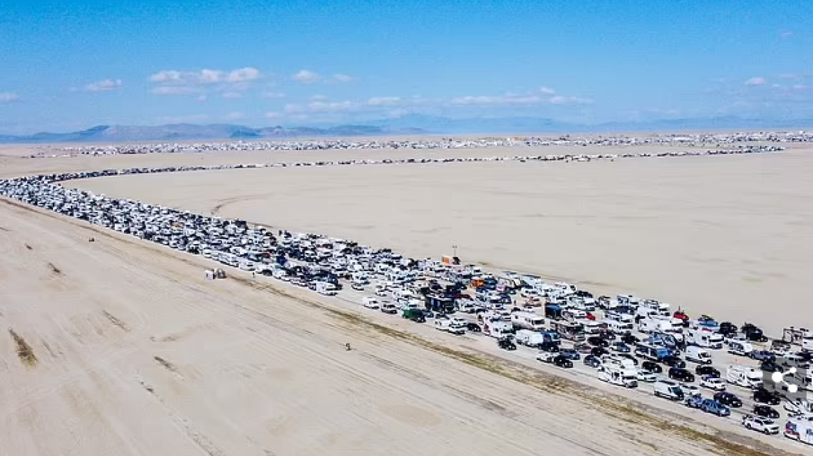 Burning Man: Βίντεο καταγράφει τη «μαζική έξοδο» των επισκεπτών του φεστιβάλ που «πνίγηκε» στη λάσπη