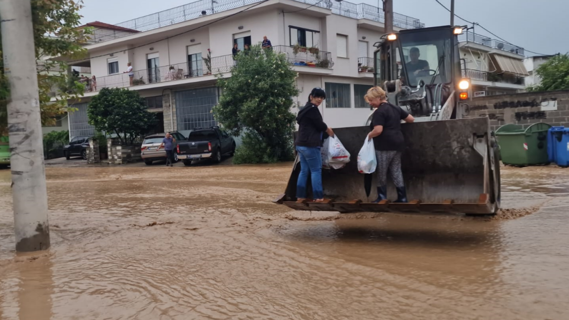 Κακοκαιρια Daniel: Πνίγεται για τρίτη ημέρα ο Βόλος - Σκαπτικά μηχανήματα στη «μάχη» με τις πλημμύρες