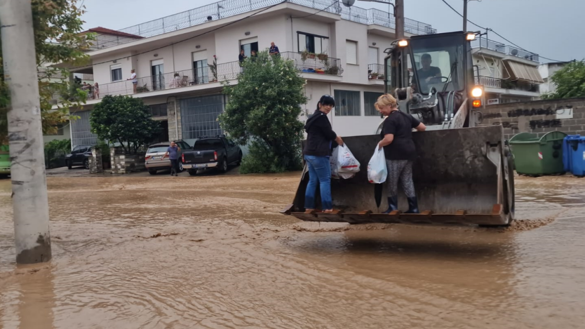 Κακοκαιρία «Daniel» - Θεσσαλία: Πέφτει η στάθμη των υδάτων, άνοιξε η εθνική οδός, αγωνία για τους υγειονομικούς κινδύνους