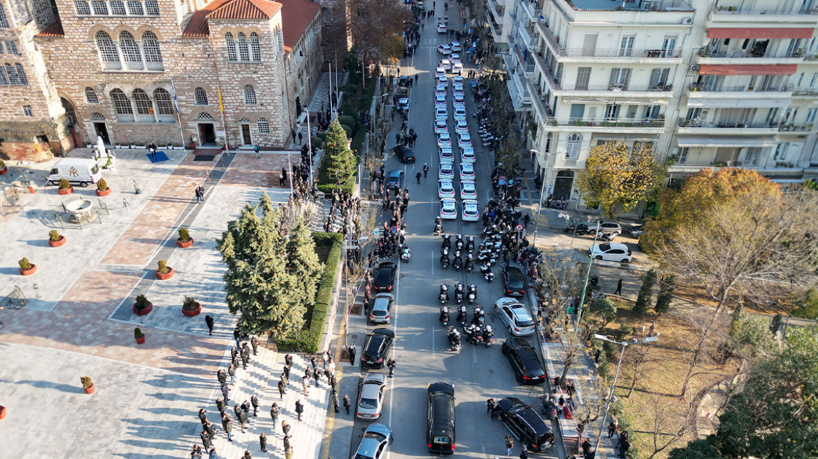 Γιώργος Λυγγερίδης: Η μεγάλη πομπή των αστυνομικών που συνόδευσε τη σορό του στην ταφή (βίντεο & φωτογραφίες)