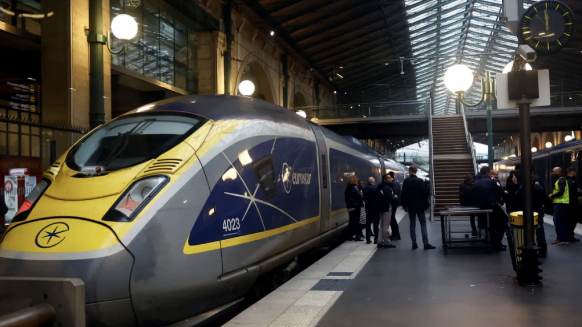 Βρετανία: Αποκαθίσταται η κυκλοφορία των Eurostar - Οι αποκλεισμένοι επιβάτες «τρέχουν» να προλάβουν την αλλαγή του χρόνου