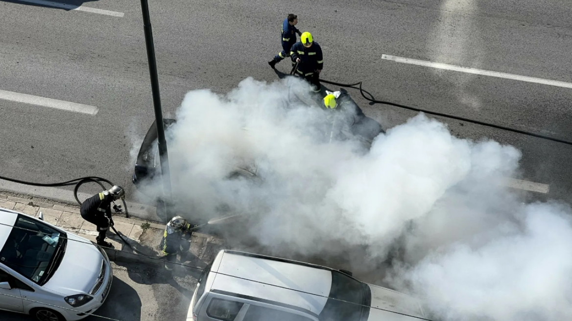 Φωτιά σε αυτοκίνητο στον Σκαραμαγκά - Συνεχίζονται οι καθυστερήσεις στη λεωφόρο Αθηνών