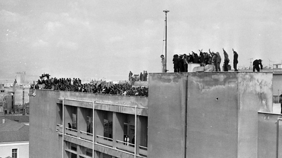 Σαν σήμερα το 1973 η ταράτσα της Νομικής έγινε το μεγάλο σύμβολο αντιπαράθεσης των φοιτητών με τη χούντα