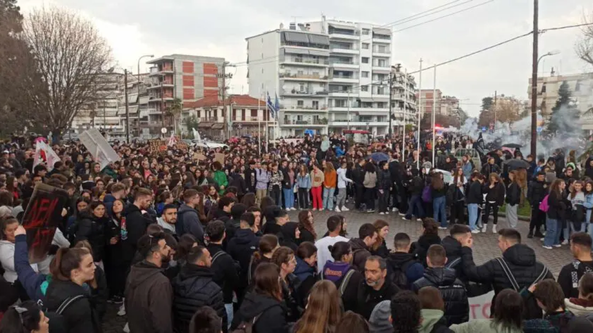 Τρίκαλα: Χιλιάδες πολίτες στους δρόμους ζητούν δικαίωση για τα θύματα των Τεμπών - Δείτε φωτογραφίες