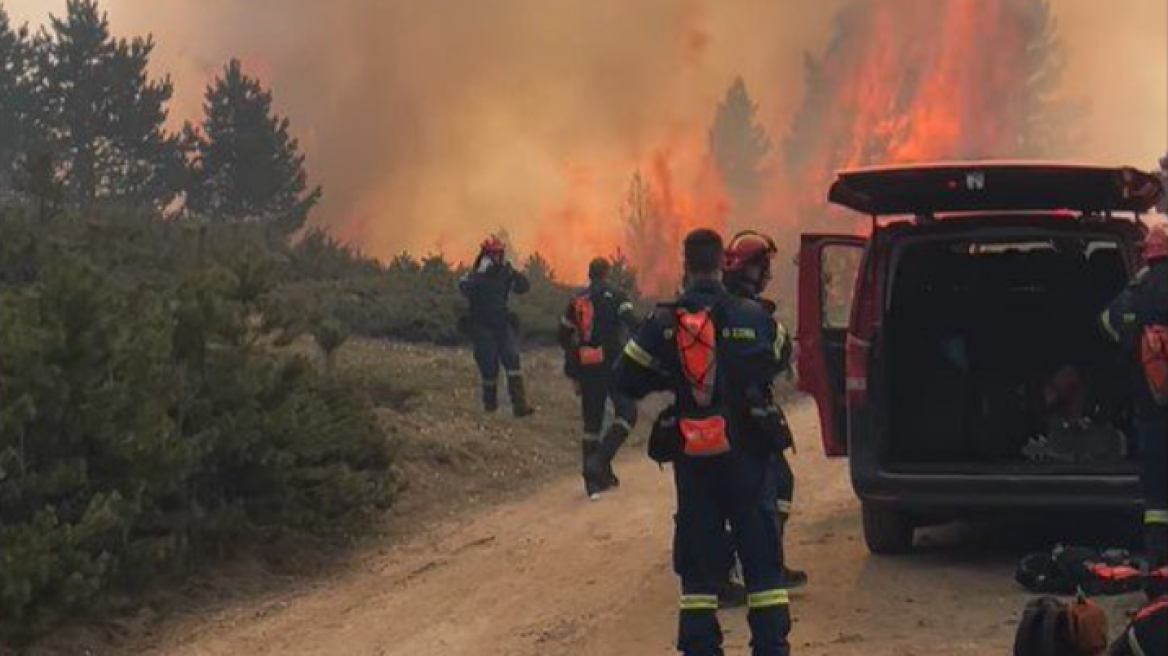 Κατερίνη: Μαίνεται η φωτιά στα Πιέρια Όρη - Σηκώθηκαν τρία ελικόπτερα