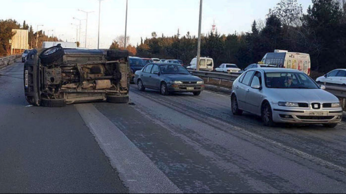 Θεσσαλονίκη: Αυτοκίνητο τούμπαρε στην Εθνική Οδό Θεσσαλονίκης – Νέων Μουδανιών