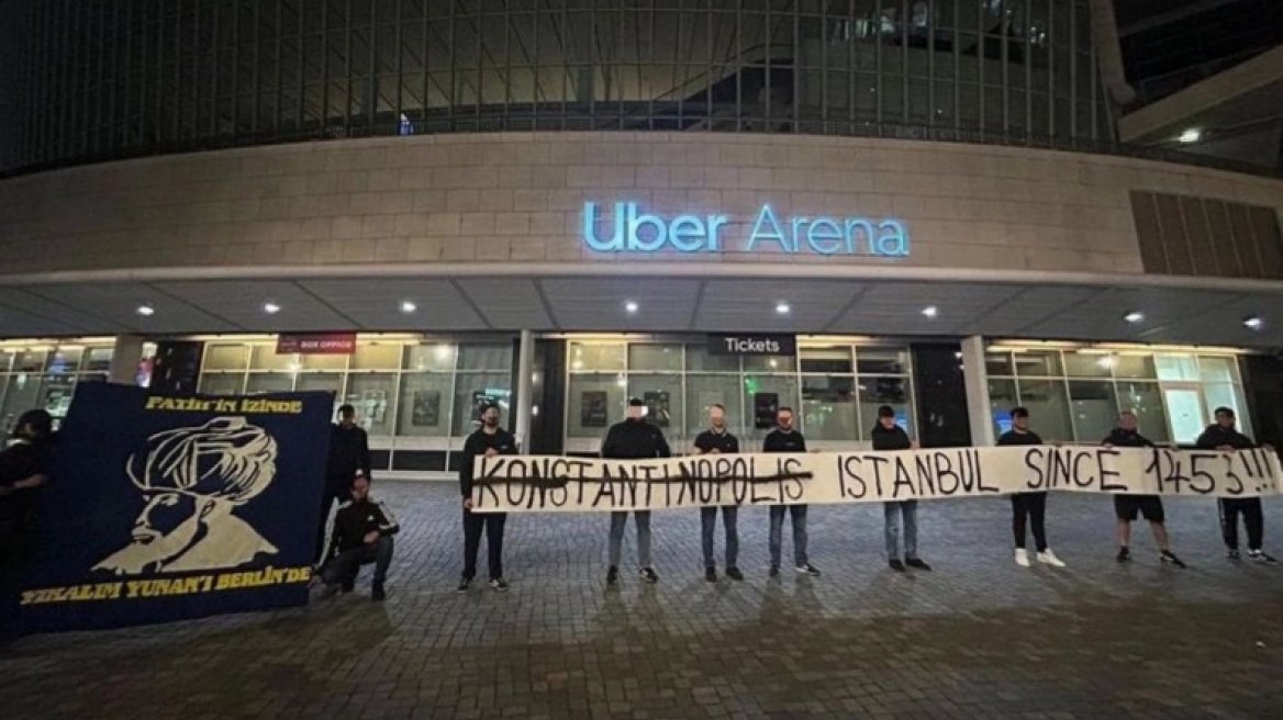 Final Four 2024: Προκλητικό πανό Τούρκων οπαδών για την Κωνσταντινούπολη, έξω από την Uber Arena