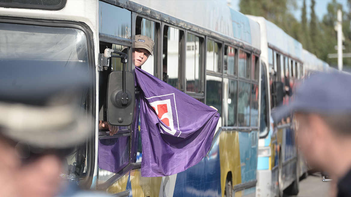 Τελικός Conference League: Ξεκίνησαν τα λεωφορεία με τους «βιόλα»,  μικρή εστία φωτιάς στο ΟΑΚΑ - Δείτε φωτογραφίες