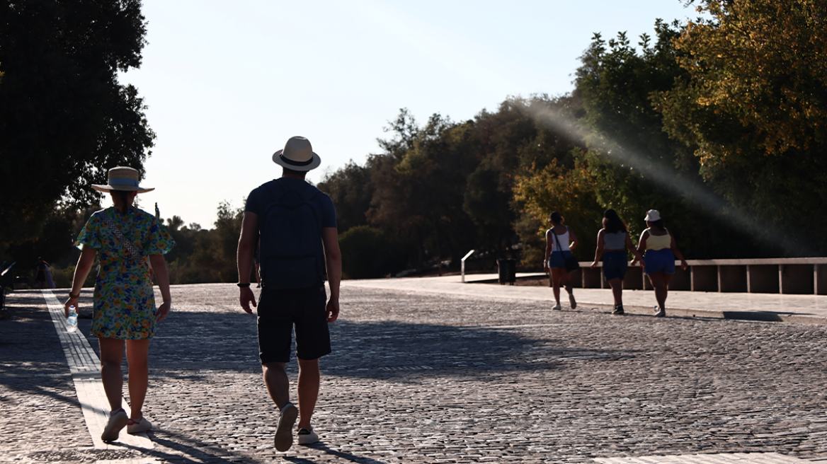 Καιρός: Καμίνι η χώρα το επόμενο 48ωρο - Έως 43°C την Τετάρτη, πολύ υψηλός κίνδυνος πυρκαγιάς σε επτά περιοχές