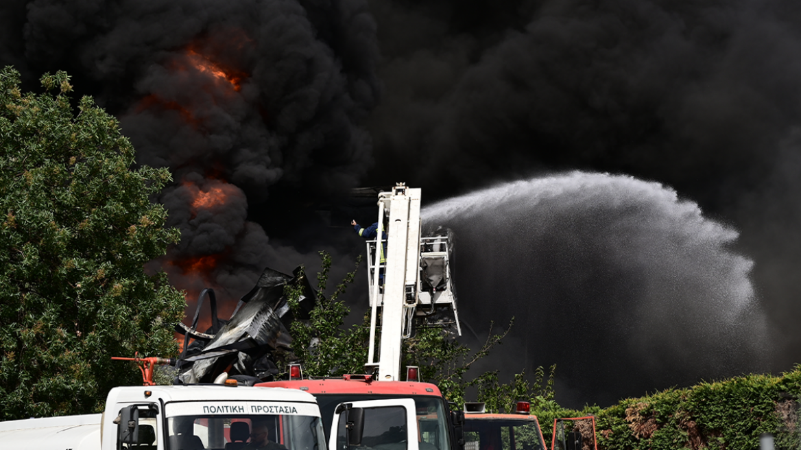 Σαρηγιάννης για τον τοξικό καπνό από τη φωτιά στην Κηφισιά – Πρέπει να σταματήσουμε την εισροή αέρα σε εσωτερικούς χώρους