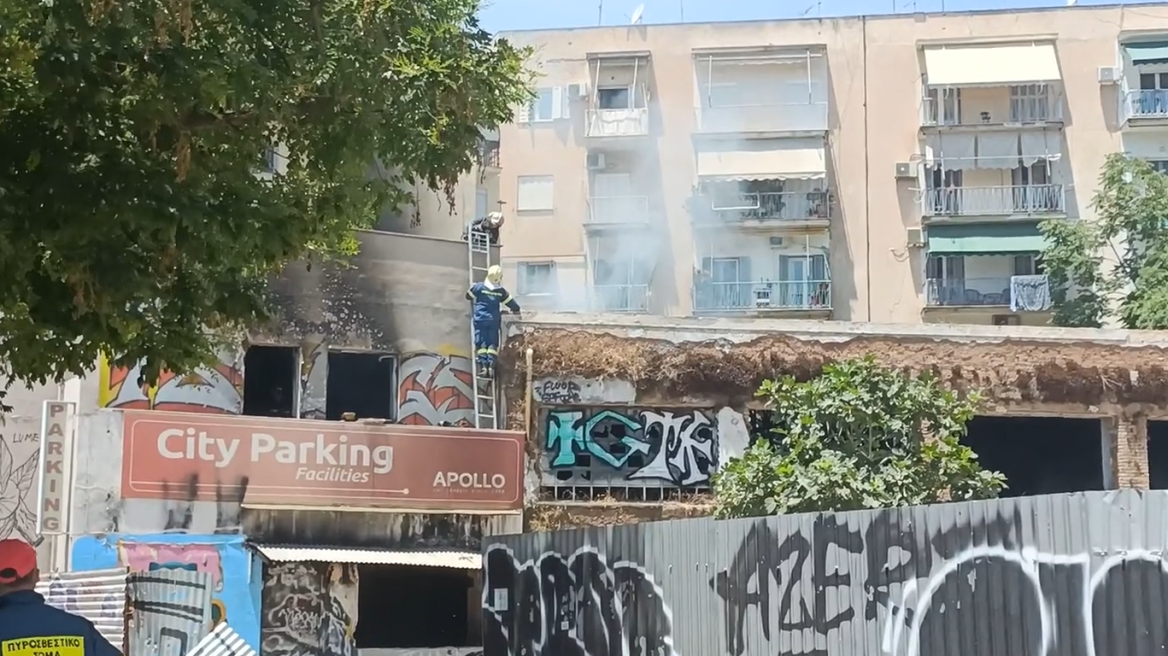 Υπό έλεγχο η φωτιά σε εγκαταλελειμμένο κτήριο στην οδό Ευελπίδων - Δείτε βίντεο