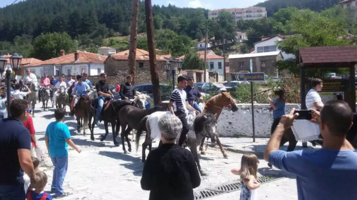 Καβαλάρηδες κατέκλυσαν τους δρόμους με τα άλογά τους - Το έθιμο του Άγιου Παντελεήμονα στην Κοζάνη