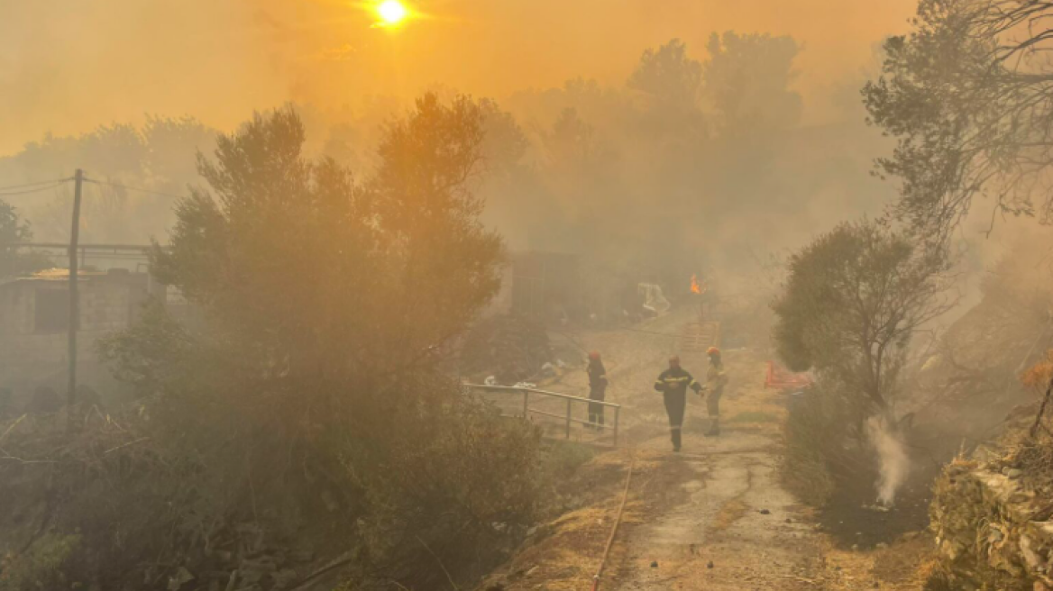 Χωρίς ενεργό μέτωπο η μεγάλη φωτιά στο νότιο Ρέθυμνο - Μάχη των πυροσβεστών με διάσπαρτες εστίες