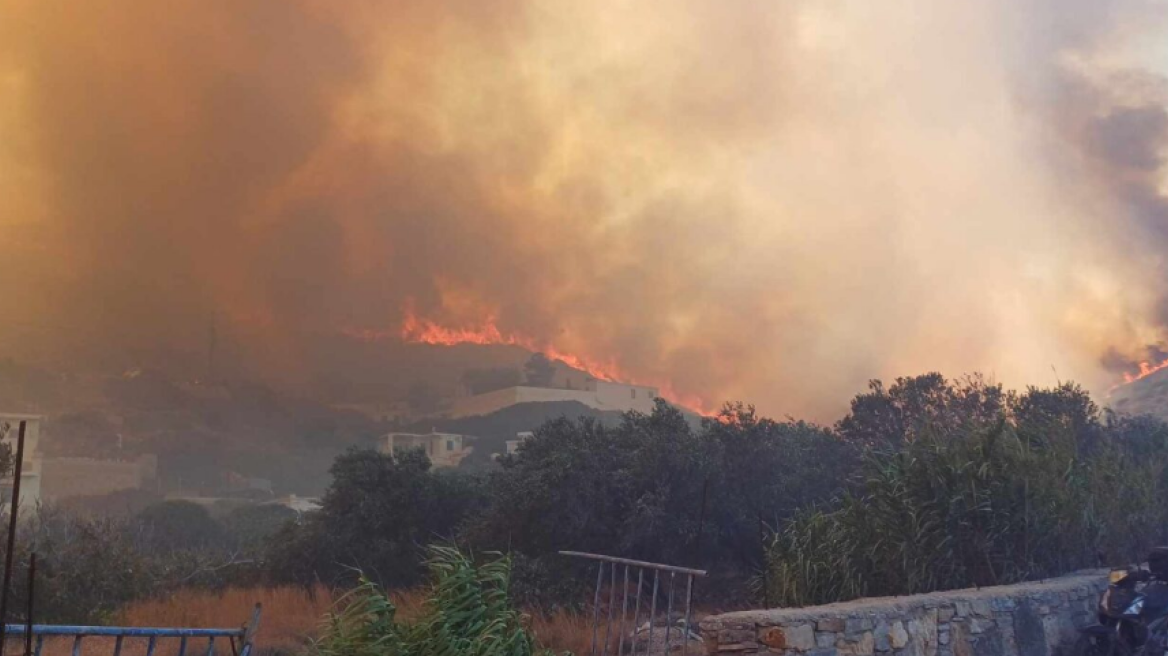 Χωρίς ενεργό μέτωπο η φωτιά στους Φούρνους Ικαρίας - Στις διάσπαρτες εστίες επιχειρούν οι δυνάμεις 