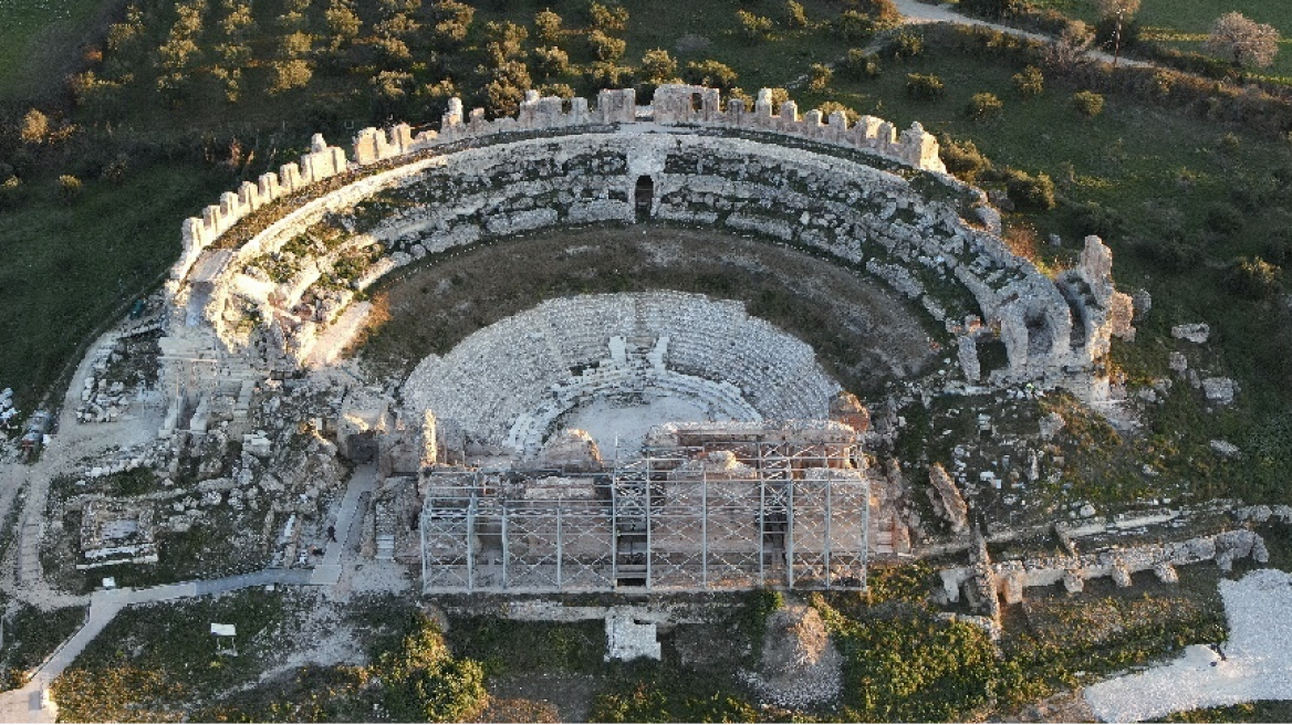 Αρχαία Νικόπολη: Αποκαθίσταται το σκηνικό οικοδόμημα του μεγάλου θεάτρου