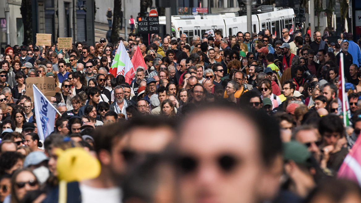 Γαλλία: Χιλιάδες διαδήλωσαν ενάντια στον διορισμό του Μπαρνιέ - Είναι «πραξικόπημα» του Μακρόν, λένε