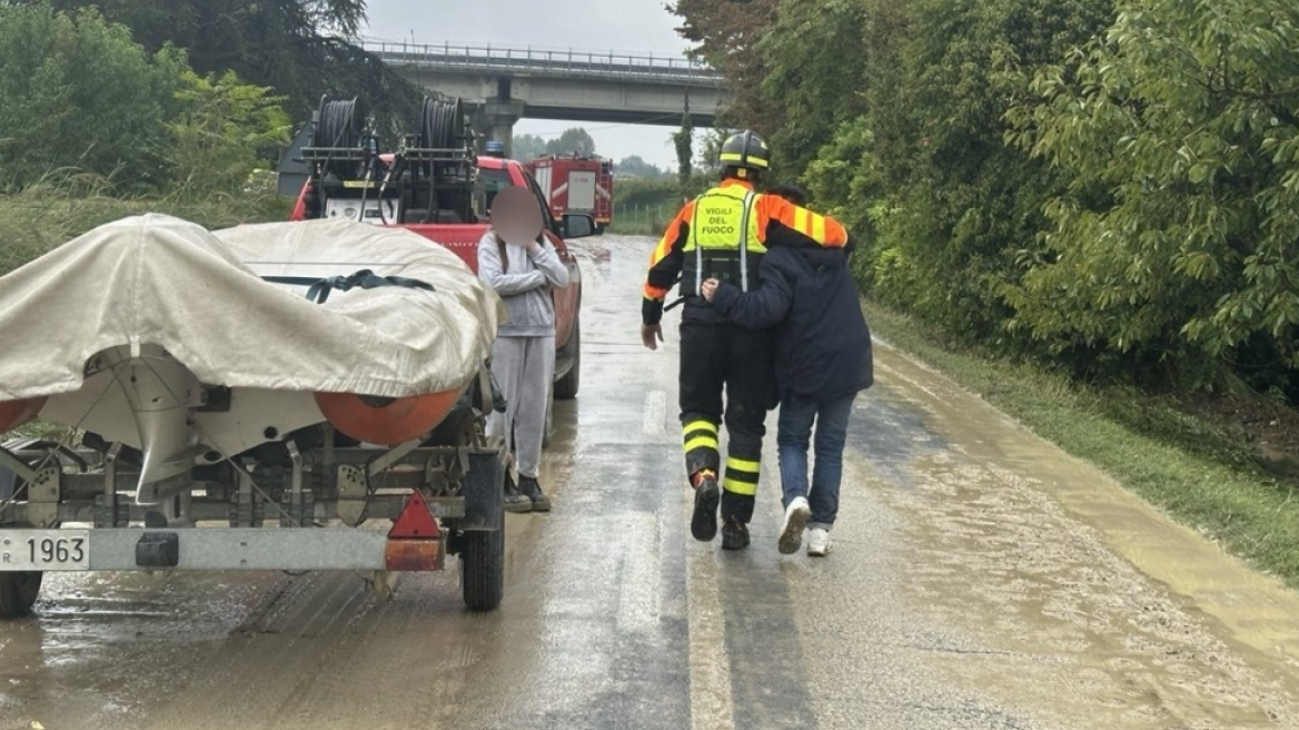 Σφοδρή κακοκαιρία στην Τοσκάνη, αγνοούνται ένα νεογέννητο μωρό και η γιαγιά του