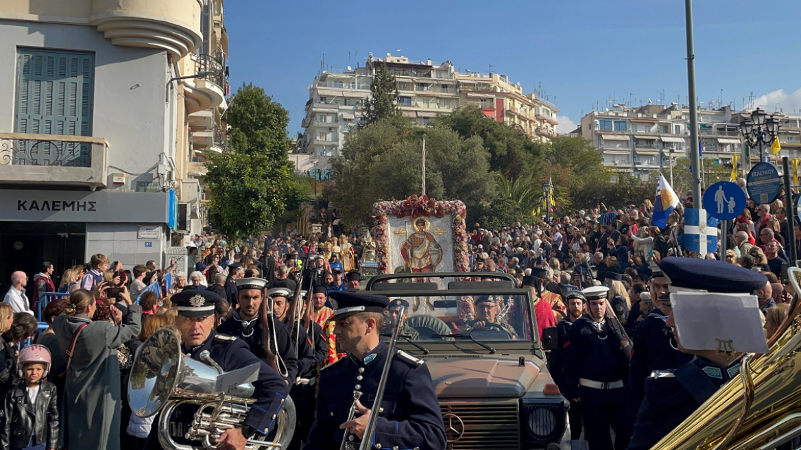 Σε κλίμα κατάνυξης η λιτανεία για τον Άγιο Δημήτριο στη Θεσσαλονίκη - Δείτε βίντεο και φωτογραφίες