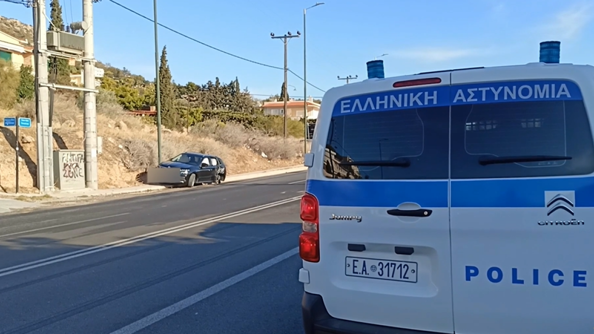 Σοβαρό τροχαίο στην Αθηνών - Σουνίου: Τραυματίστηκε σοβαρά ο οδηγός της μηχανής - Βίντεο