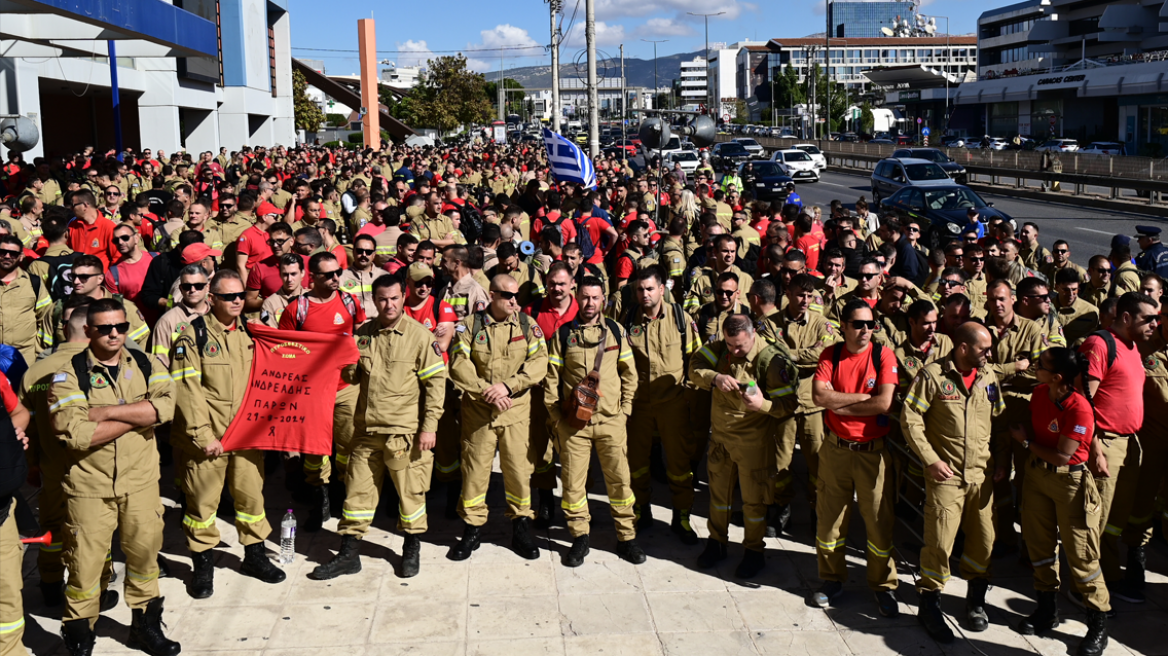 Διαμαρτυρία εποχικών πυροσβεστών έξω από το υπουργείο Πολιτικής Προστασίας - Ζητούν να καλυφθούν τα 4.000 οργανικά κενά