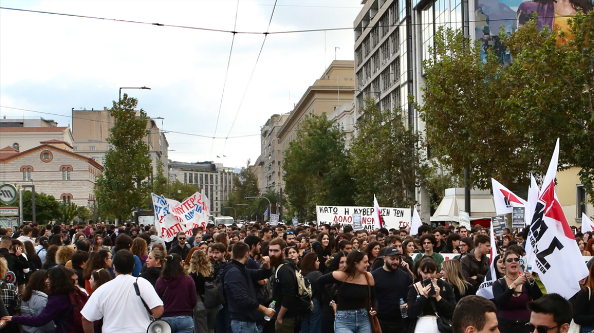 Ολοκληρώθηκε το πανεκπαιδευτικό συλλαλητήριο στα Προπύλαια - Ανοιχτοί οι δρόμοι στο κέντρο της Αθήνας