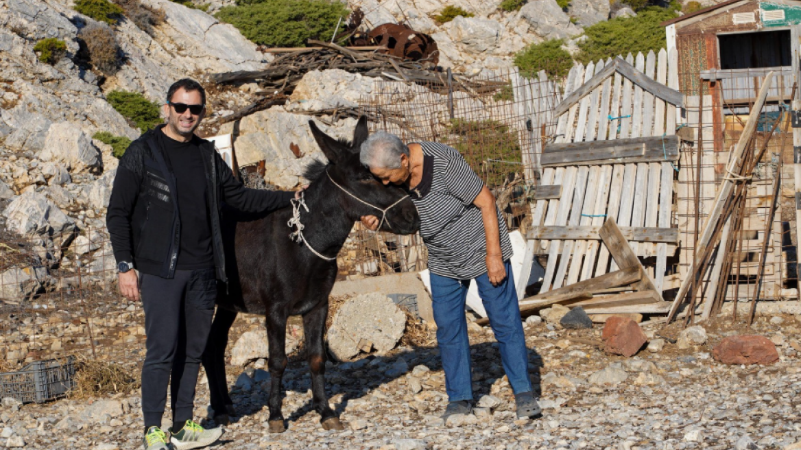 Η κυρά Ρηνιώ της Κίναρου είχε ζητήσει ένα γαϊδουράκι για συντροφιά και τώρα το απέκτησε 