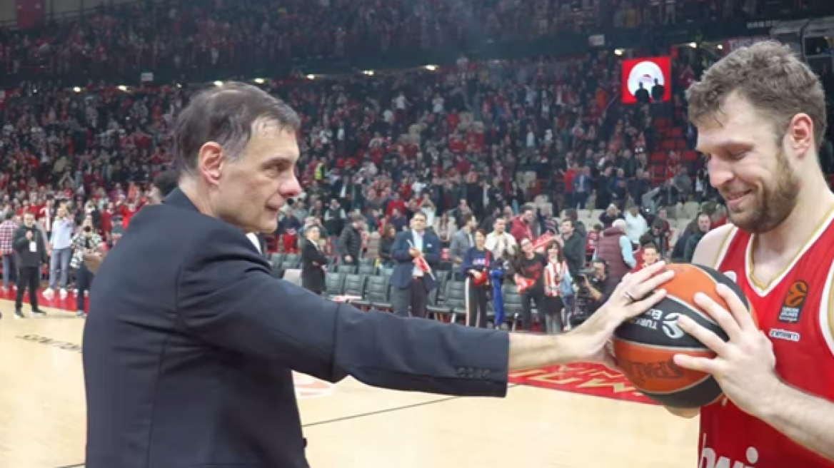 Ολυμπιακός: Ο Μπαρτζώκας χάρισε... στον Βεζένκοφ τη μπάλα με την οποία πέτυχε 45 πόντους - Βίντεο 