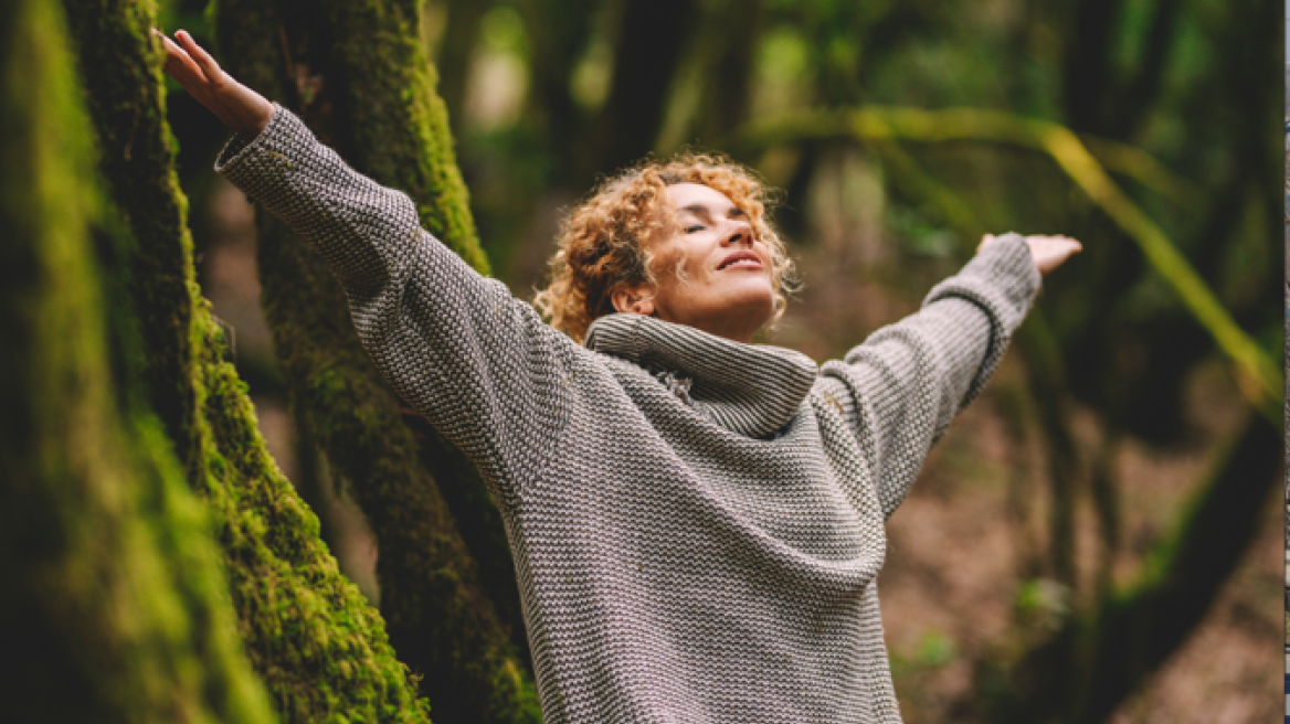 «Μπάνιο στο δάσος»: Η νέα τάση ευεξίας που βασίζεται στη φύση