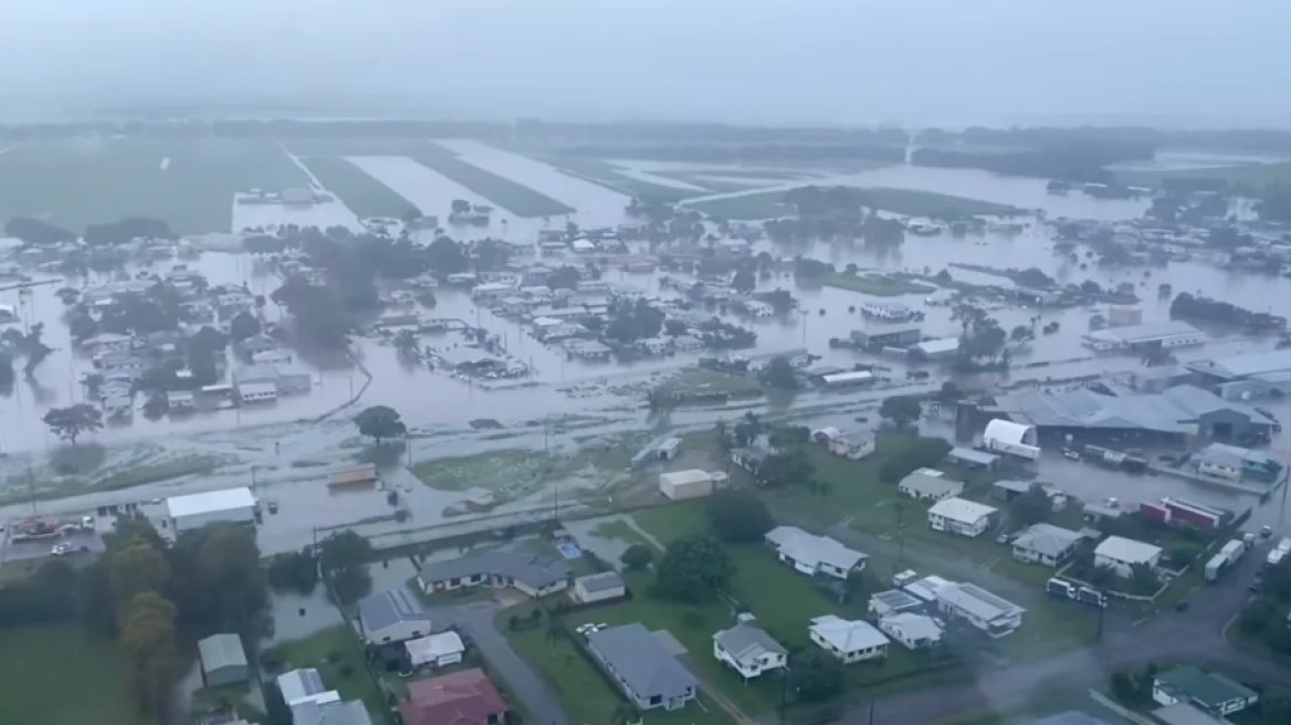 Πλημμύρες στην Αυστραλία: Χιλιάδες άνθρωποι απομακρύνθηκαν από τα σπίτια τους - Κατέρρευσε γέφυρα