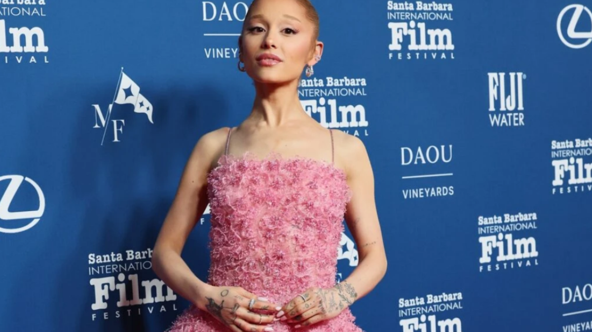 H Aριάνα Γκράντε συνδύασε το Armani φόρεμά της με κοσμήματα από τη νέα της συλλογή Swarovski