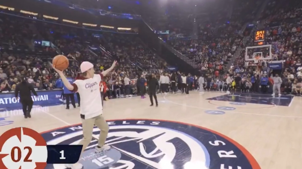 Φίλαθλος των Κλίπερς σκόραρε με το ένα χέρι από το κέντρο και κέρδισε ταξίδι στη Χαβάη - Βίντεο