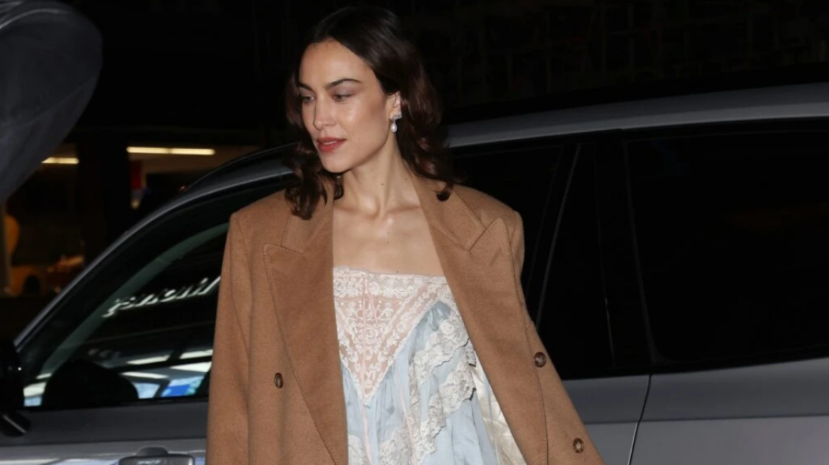 Η Αλέξα Τσανγκ συνδυάζει ένα δαντελένιο lingerie look με διάφανες peep-toe γόβες