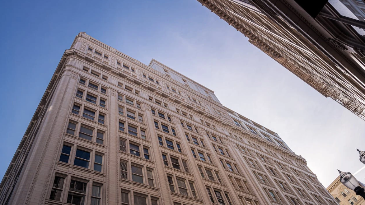 Γιατί οι πλούσιοι άνθρωποι δεν καλύπτουν τα παράθυρά τους;