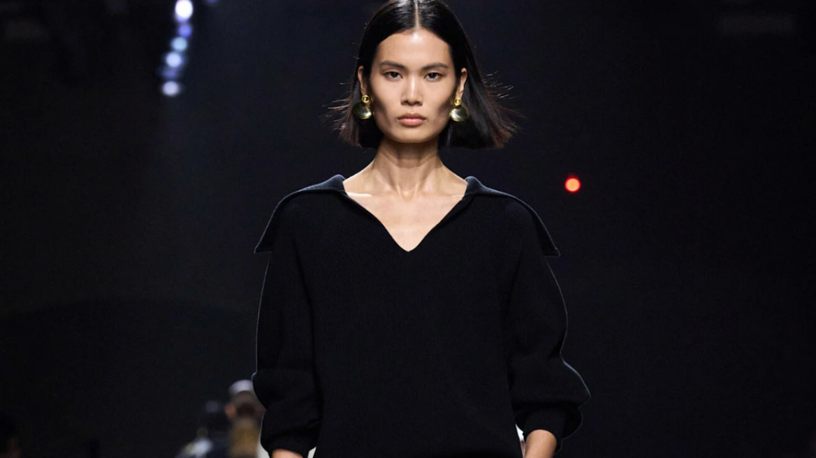 Τα πουλόβερ με V λαιμόκοψη επιστρέφουν στο ενδυματολογικό checklist της μόδας